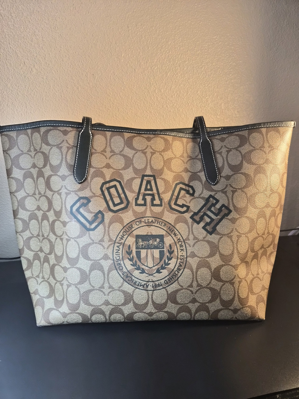 ✨ Authentic Coach Varsity Logo Signature Tote ✨ - Picture 2 of 12